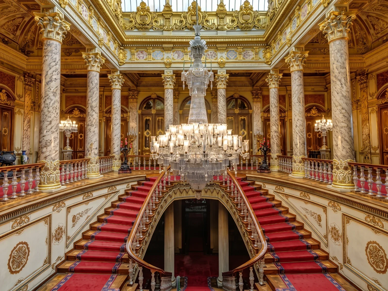 Dolmabahce Palace and Camlica Morning Half-Day Tour